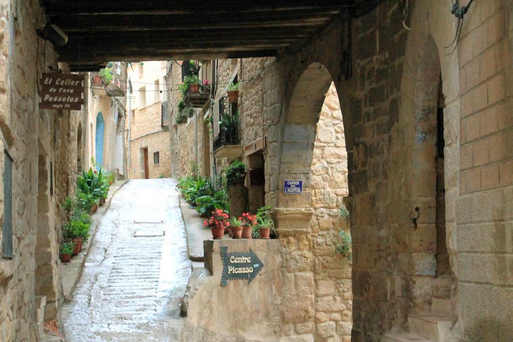 Imagen de calle con arco de Horta de Sant Joan.