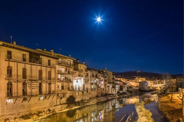 Vista nocturna del casco antiguo de Valderrobres.