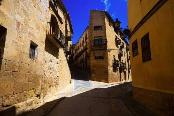 Cruce de calles en el casco histórico de Calaceite.